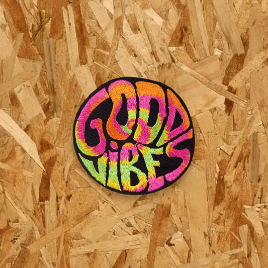 Pegat brodat amb velcro de GOOD VIBES (bones vibracions) Mesura: 7,5 cm.