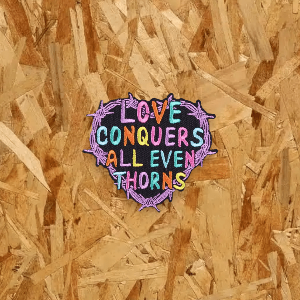 Pegat amb velcro: LOVE CONQUERS ALL EVEN THORNS